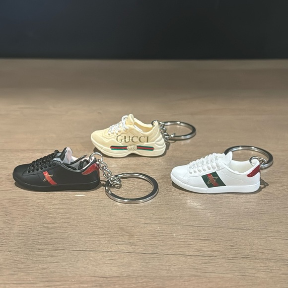 Choose 1 New Gucci signature sneaker keychain - Picture 2 of 6